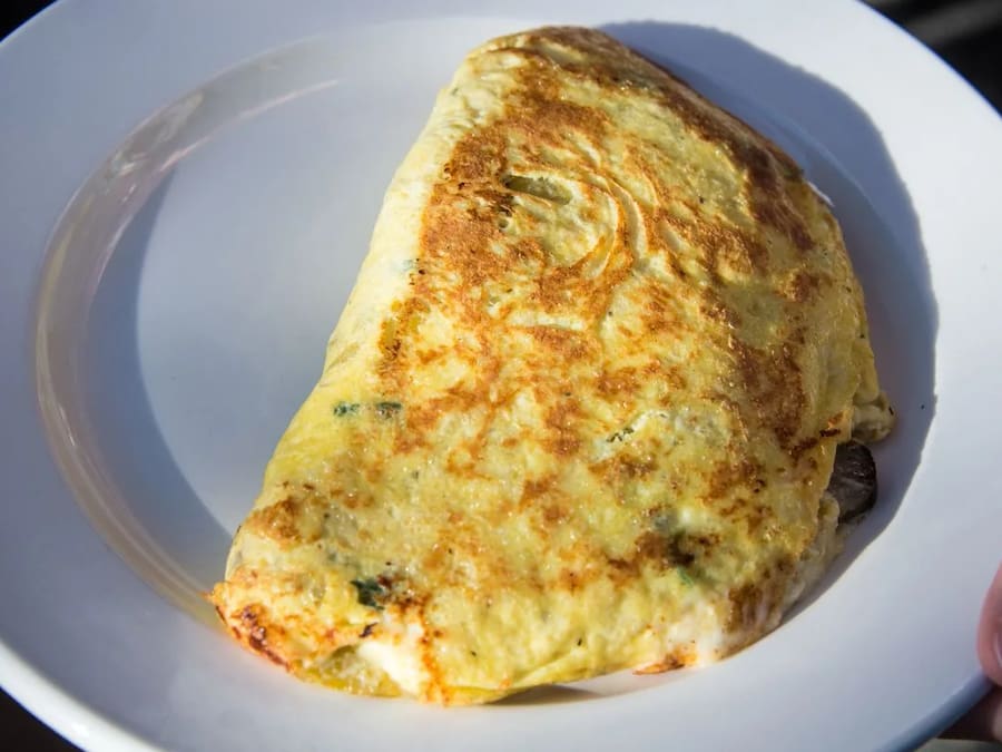Omelete com mussarela ( com 2 ovos grandes )