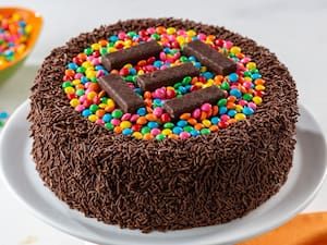 Bolo de Chocolate com Beijinho, Confetes e Bis