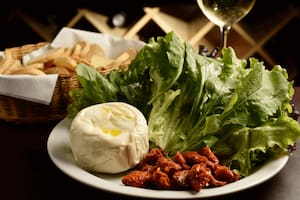Burrata de Búfala com Mix de Folhas Verdes e Tomate Seco