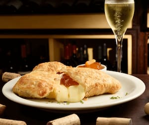 Delicioso Folhado de Brie com Geleia de Pimenta ou Damasco - 180g