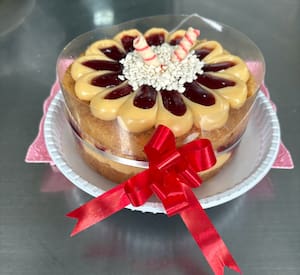 Bolo Gogoberry - Massa de Baunilha com Brigadeiro Branco e Frutas Vermelhas
