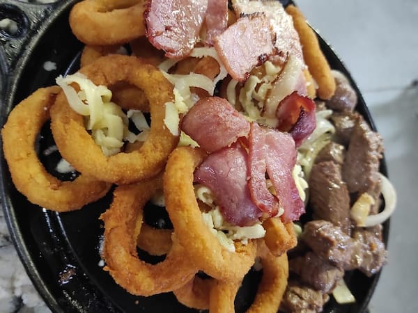 Anéis De Cebola Com Contra Filé, Bacon e Queijo