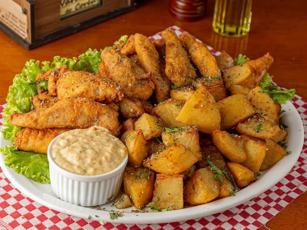 Filé de Tilápia empanada com Batata Sauté e molho especial