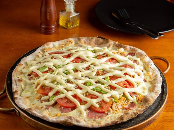 Pizza A Moda Coreu (35cm/8fatias) + 1 Coca Cola 2 Litros