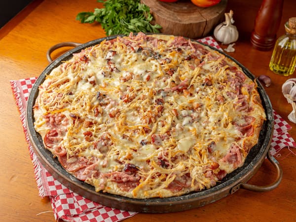 Pizza Quatro Carnes (35cm/8fatias) + 1 Coca Cola 2 Litros