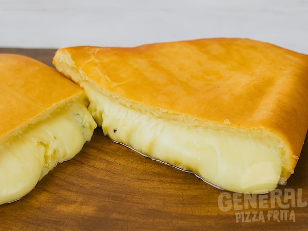 Pizza Frita de Salmão Defumado com Alcaparras